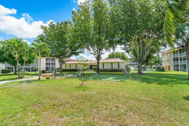 400 Village Green Circle W, Unit 102, Palm Springs, FL 33461 Photo