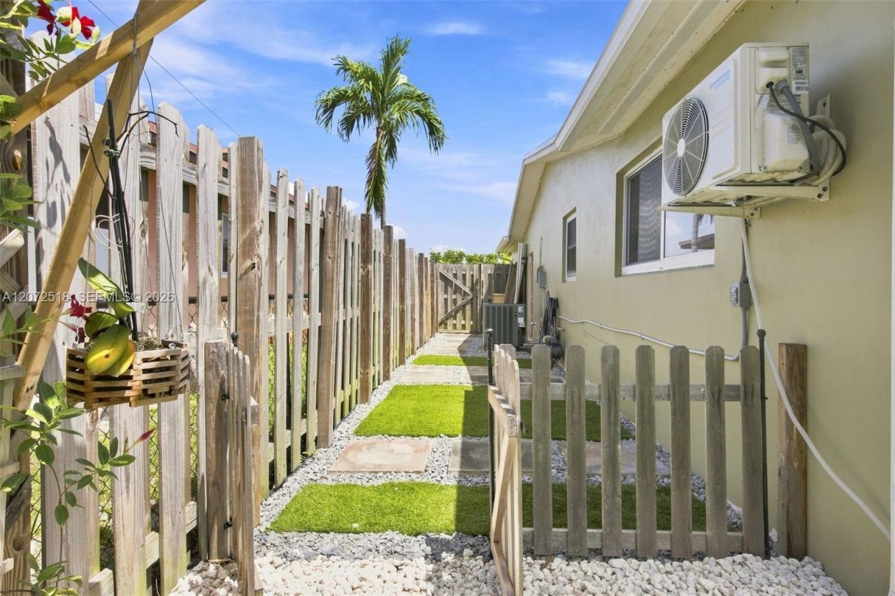 7640 NW 8th St , Pembroke Pines, FL 33024 Photo