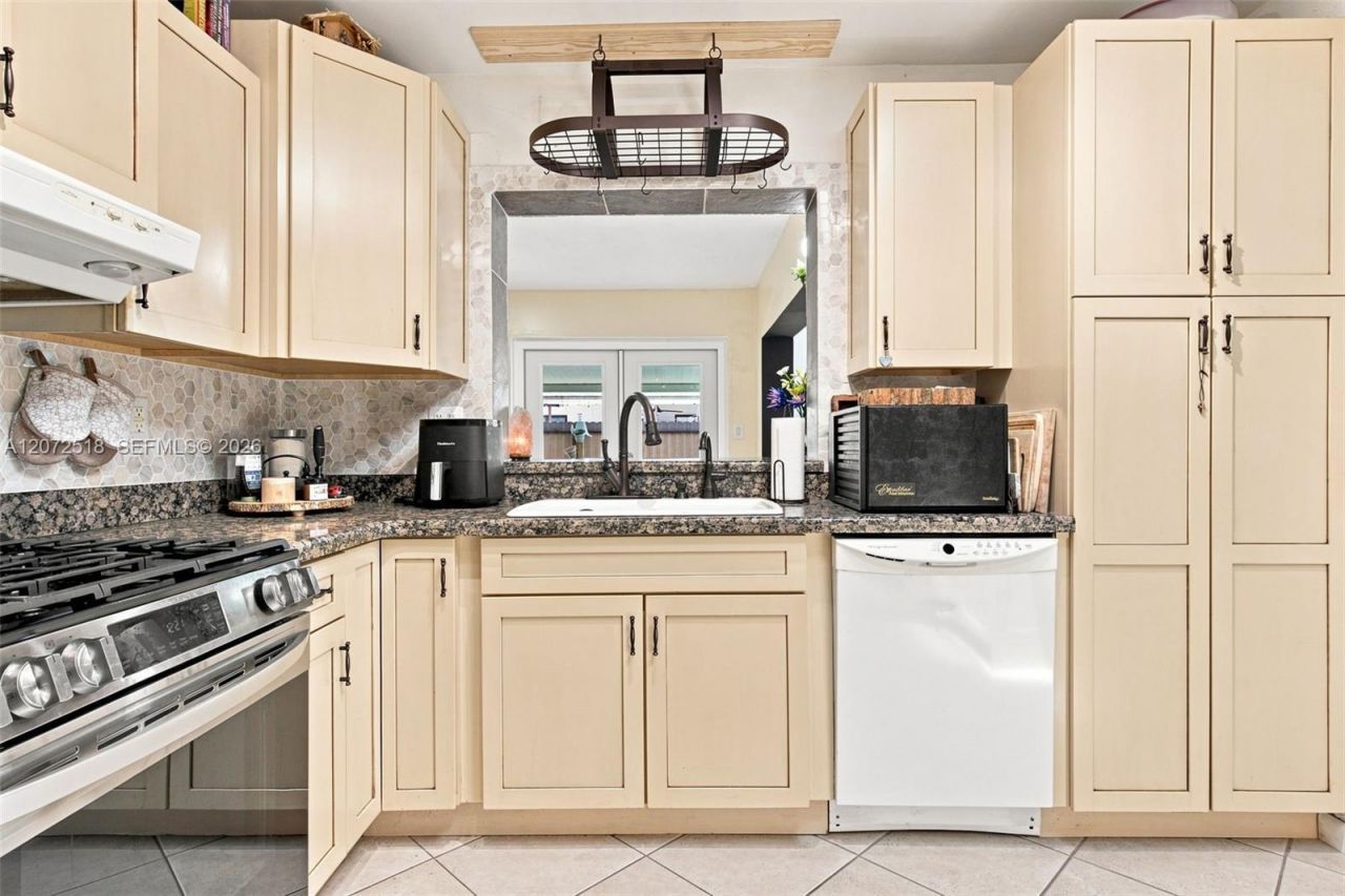 7640 NW 8th St , Pembroke Pines, FL 33024 Photo