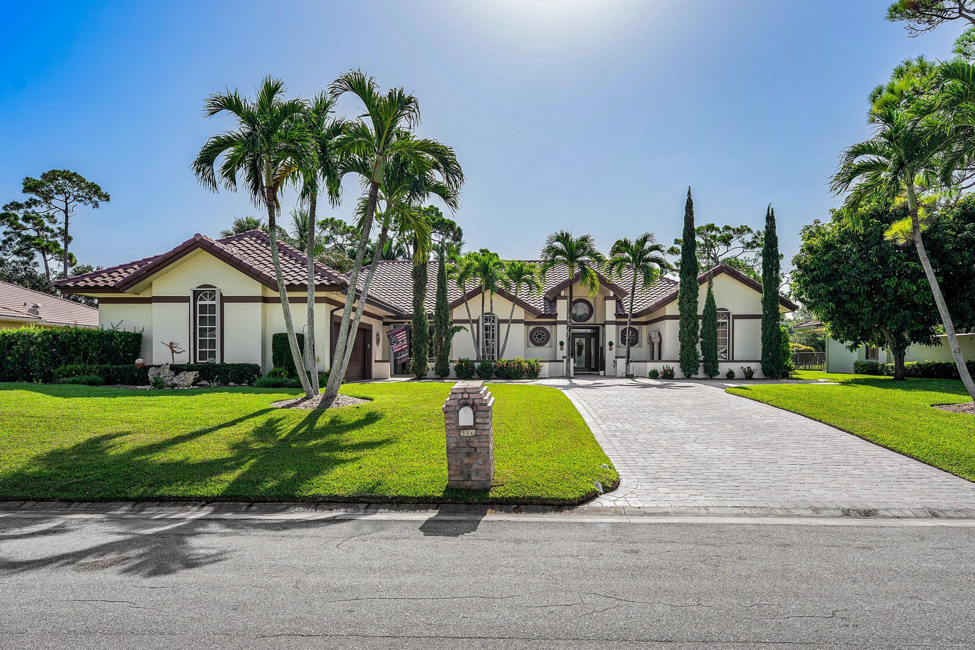 586 N Country Club Drive, Atlantis, FL 33462 Photo