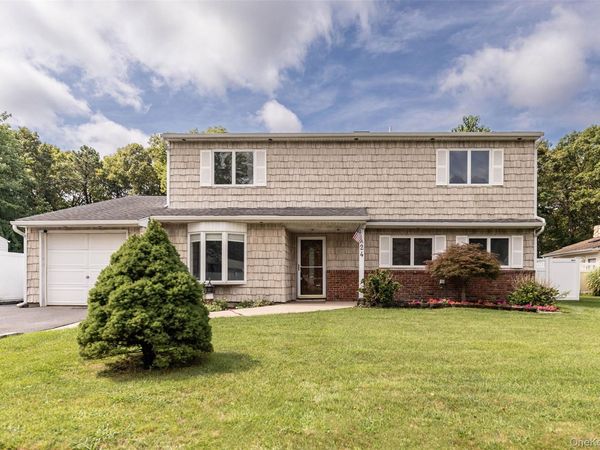 24 Gainsborough Road, Holbrook, NY 11741