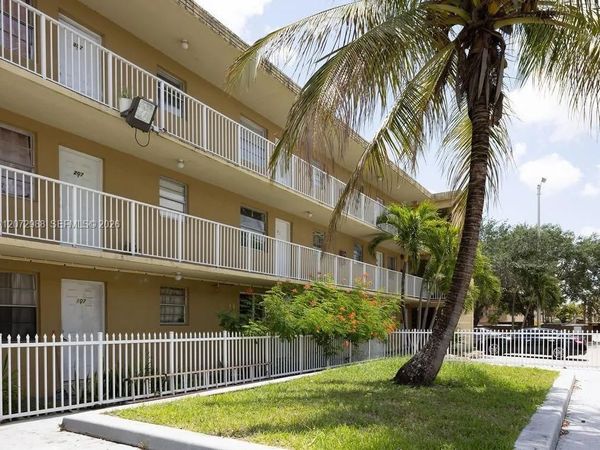 955 W 74 Street , Unit 207, Hialeah, FL 33012
