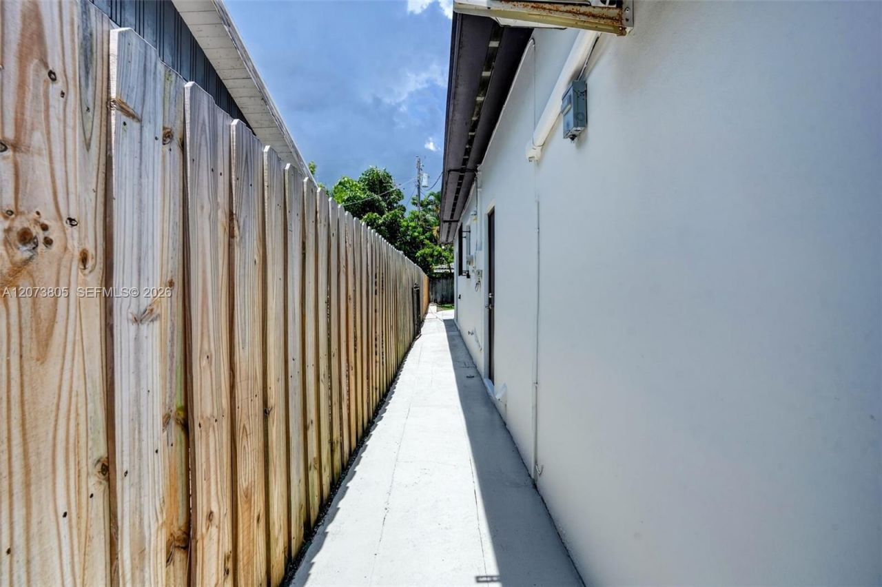1667 SW 10th St , Miami, FL 33135 Photo