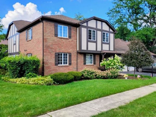 218 Brookside Lane , Unit B, Willowbrook, IL 60527