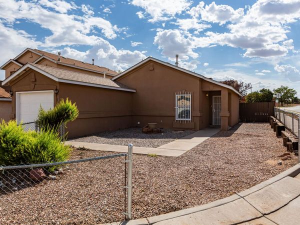 1335 Ojo Sarco Street SW, Albuquerque, NM 87121