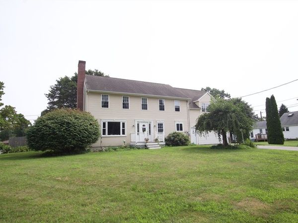 4 Williams Rd, Sturbridge, MA 01566