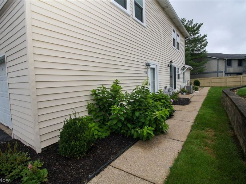 2551 Royal County Down , Unit D, Uniontown, OH 44685 Photo 3