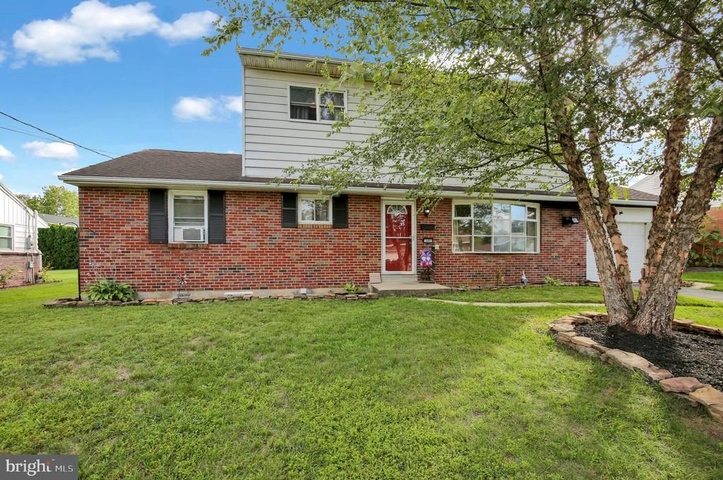 340 HARRY AVENUE, ROBESONIA, PA 19551