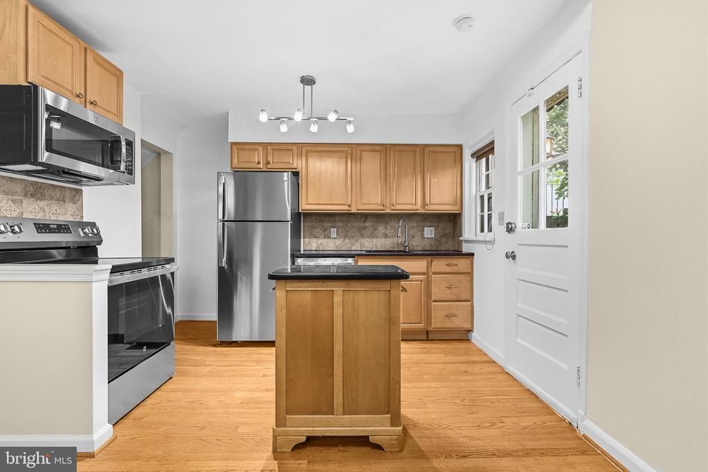 4217 32nd Road S, Arlington, VA 22206 Main Photo