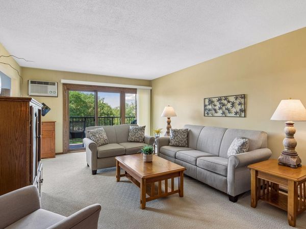 2700 Oxford Street N, Unit 140, Roseville, MN 55113