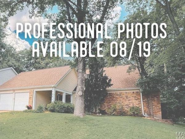 2045 Country Field Drive, Chesterfield, MO 63017
