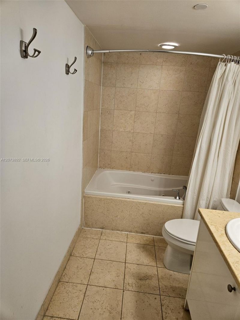 20000 E Country Club Dr , Unit 302, Aventura, FL 33180 Photo