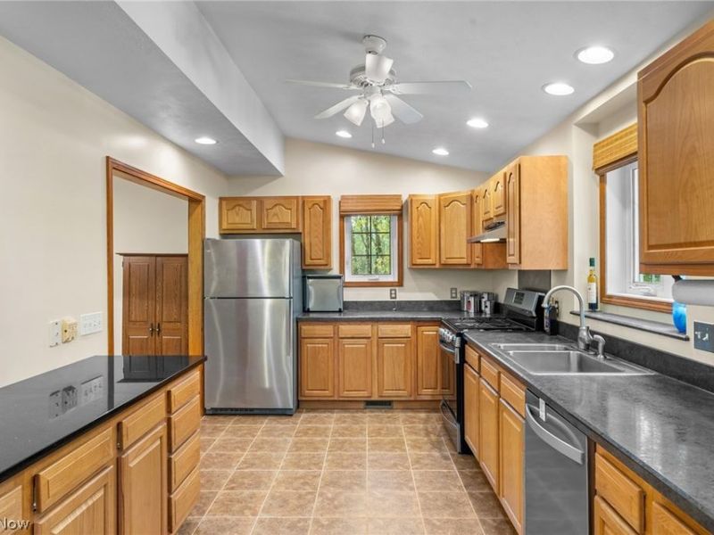 8572 Lake In The Woods Trail, Chagrin Falls, OH 44023 Photo 13