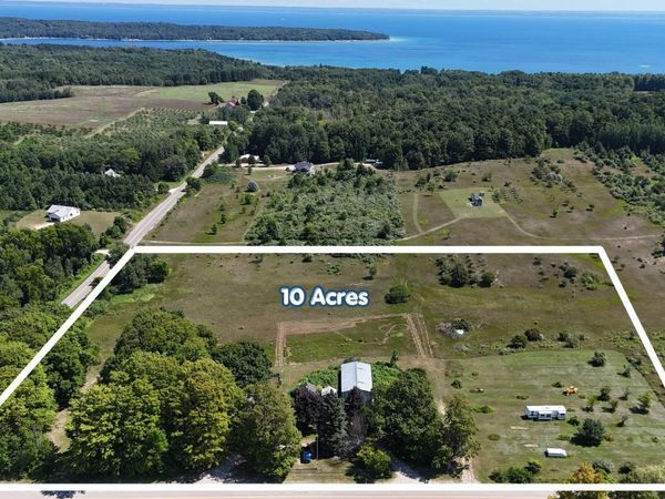 4200 Putnam Road N, Suttons Bay, MI 49682