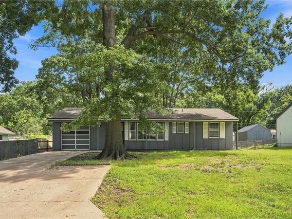 8725 Larsen Street, Overland Park, KS 66214