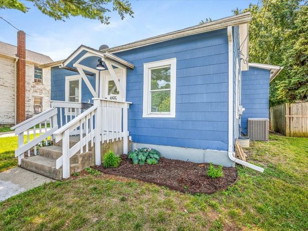 655 W Clark Street , Freeport, IL 61032