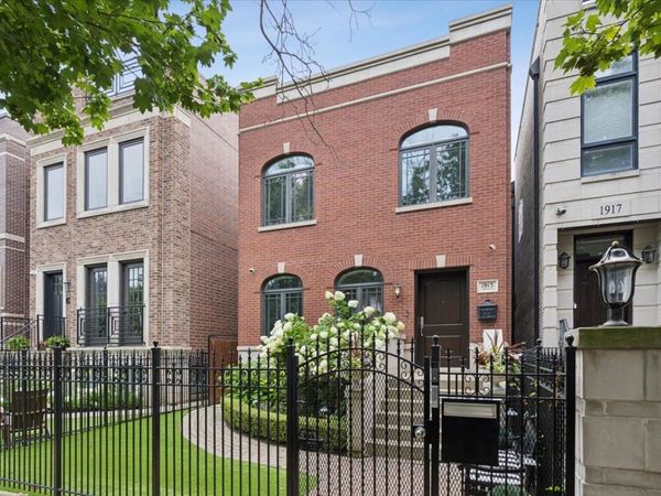 1915 W Wolfram Street , Chicago, IL 60657