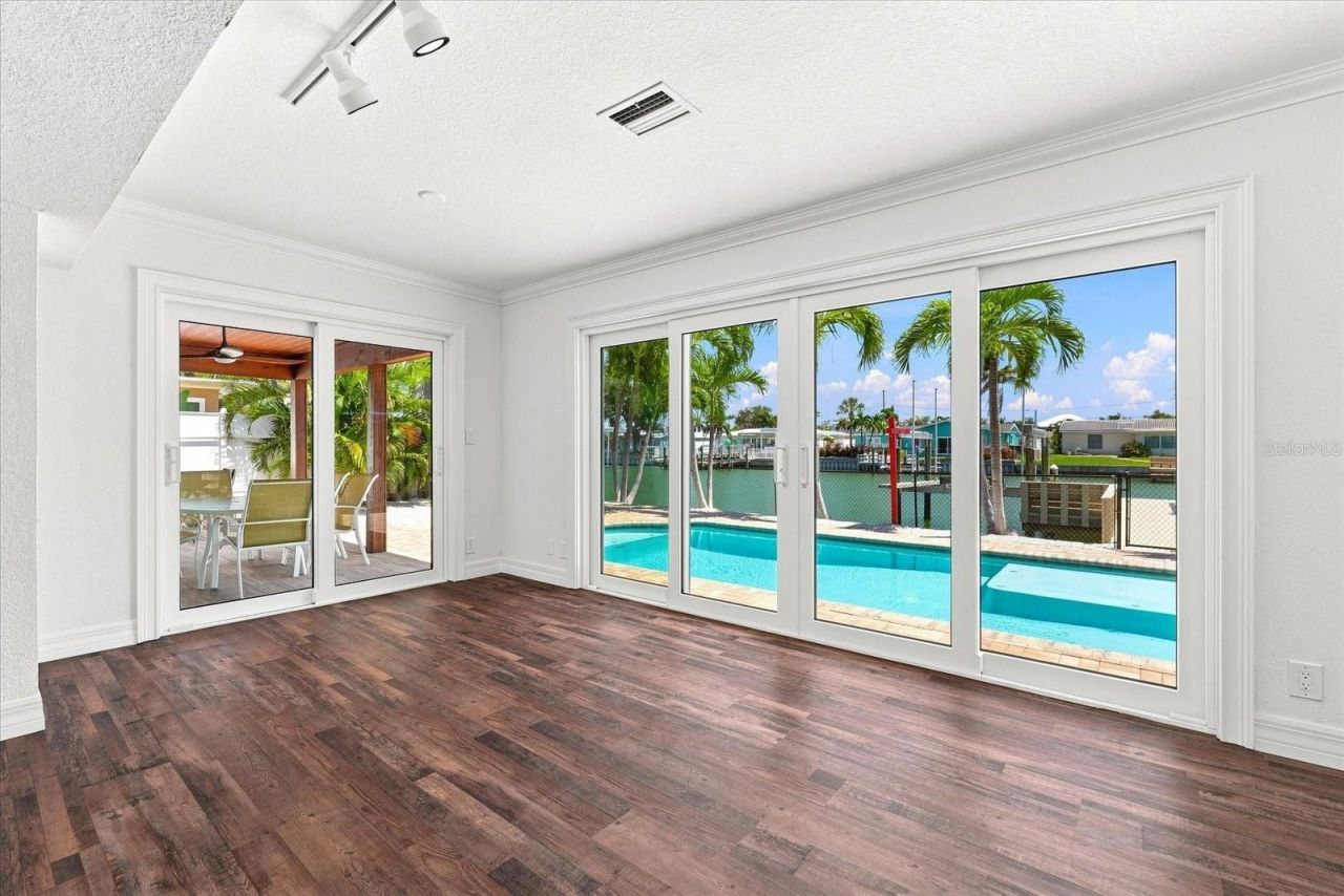 7852 Causeway Boulevard S, Saint Petersburg, FL 33707 Photo