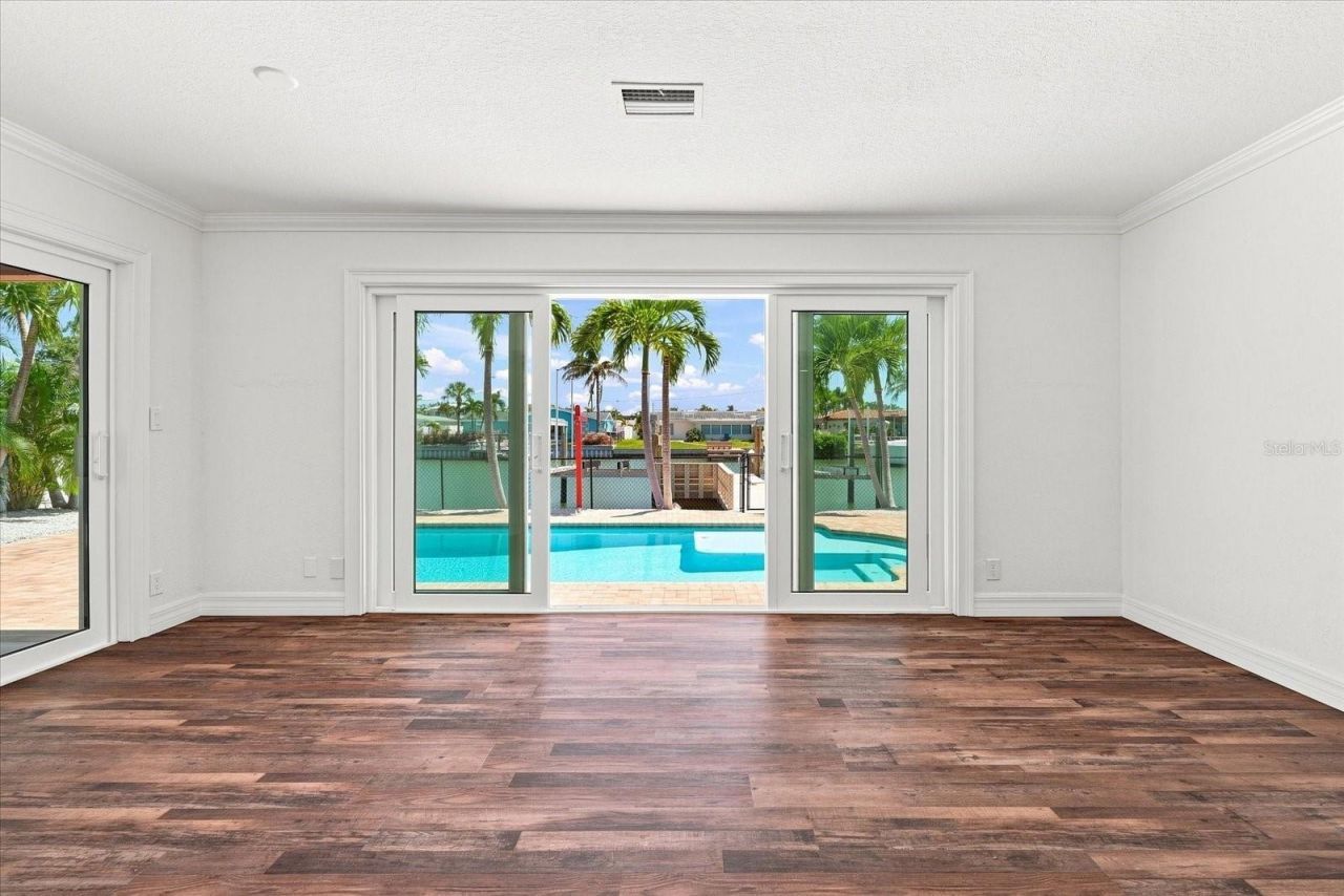 7852 Causeway Boulevard S, Saint Petersburg, FL 33707 Photo