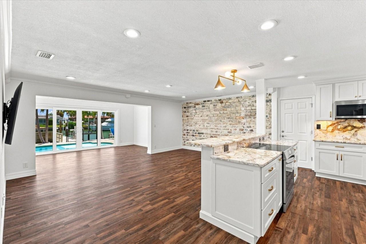 7852 Causeway Boulevard S, Saint Petersburg, FL 33707 Photo