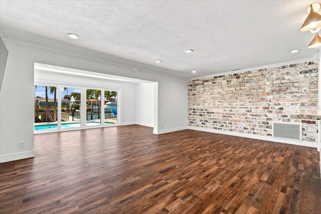 7852 Causeway Boulevard S, Saint Petersburg, FL 33707 Photo