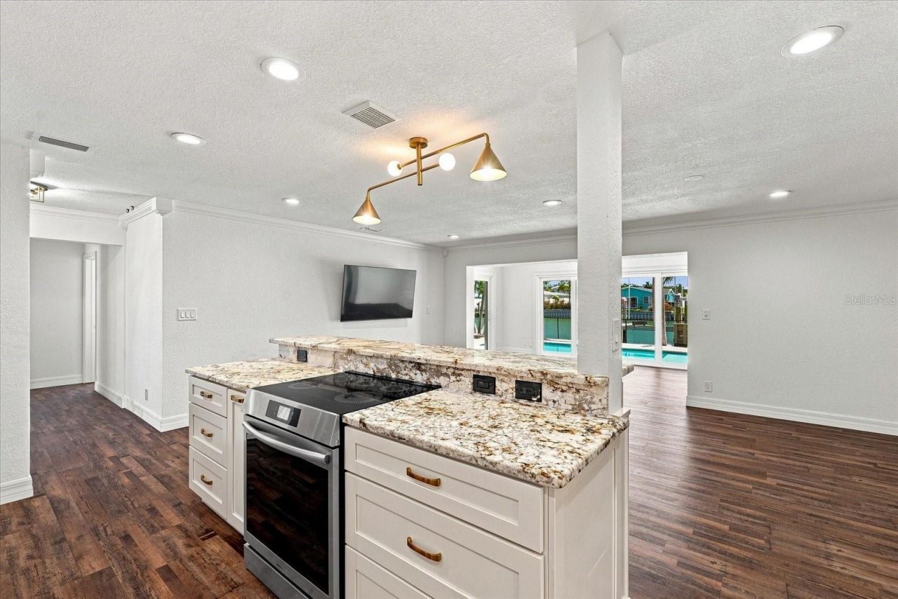 7852 Causeway Boulevard S, Saint Petersburg, FL 33707 Photo