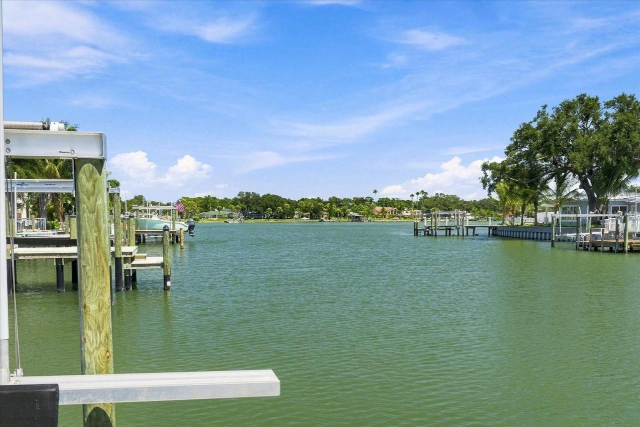 7852 Causeway Boulevard S, Saint Petersburg, FL 33707 Photo