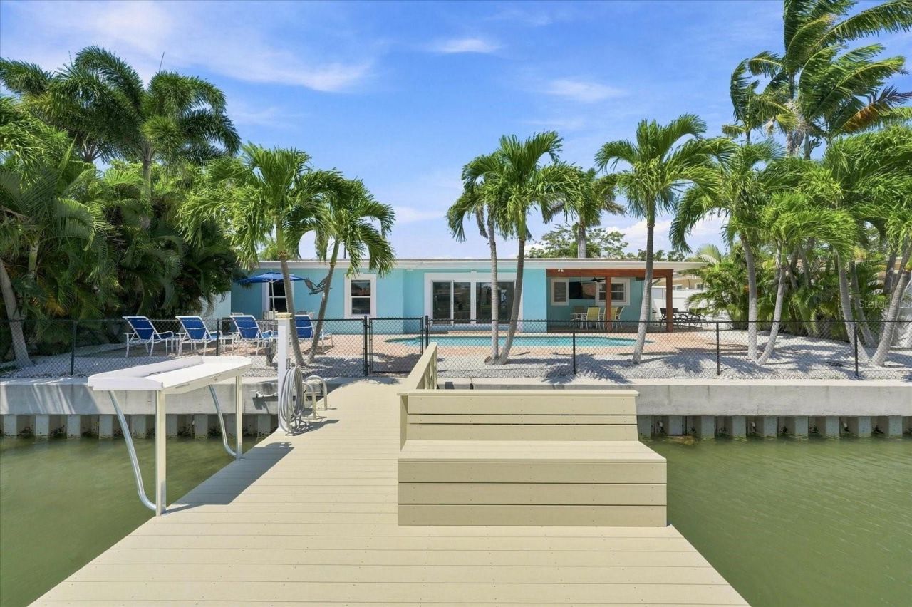 7852 Causeway Boulevard S, Saint Petersburg, FL 33707 Photo