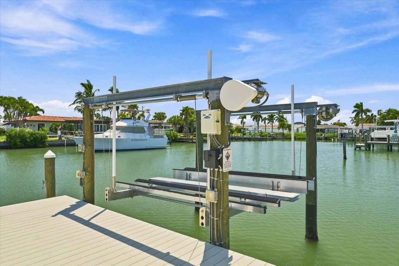 7852 Causeway Boulevard S, Saint Petersburg, FL 33707 Photo