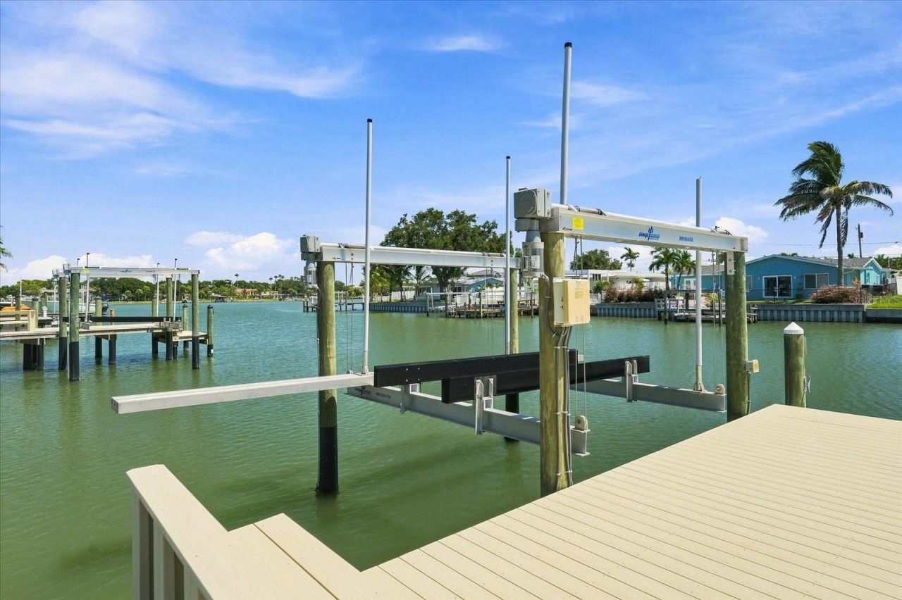7852 Causeway Boulevard S, Saint Petersburg, FL 33707 Photo