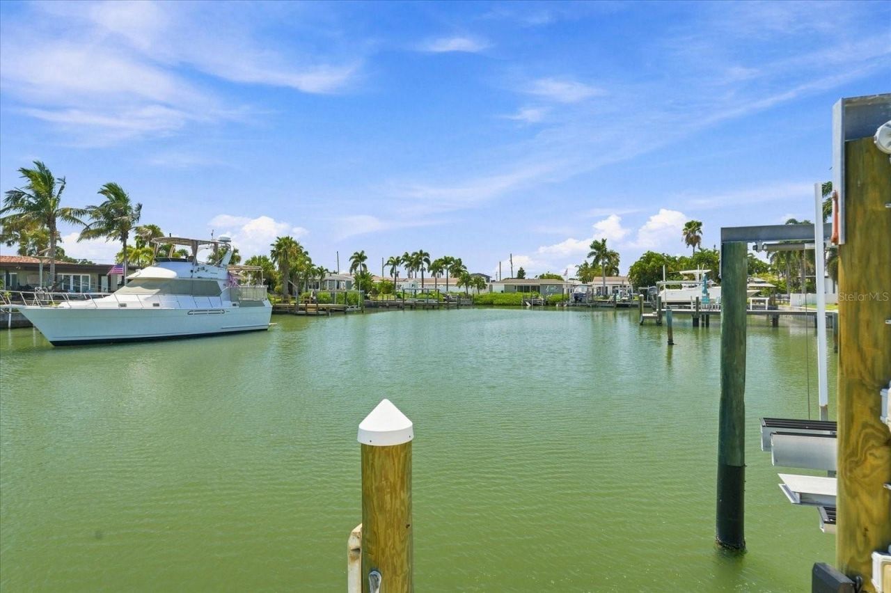 7852 Causeway Boulevard S, Saint Petersburg, FL 33707 Photo