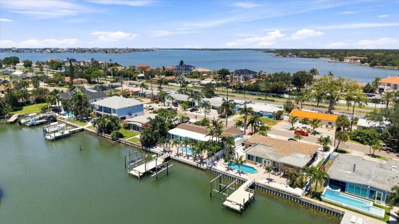 7852 Causeway Boulevard S, Saint Petersburg, FL 33707 Photo