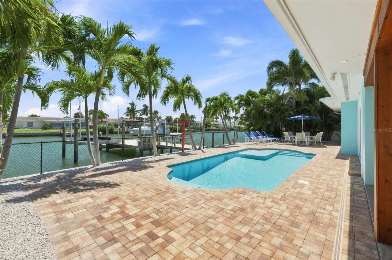 7852 Causeway Boulevard S, Saint Petersburg, FL 33707 Photo