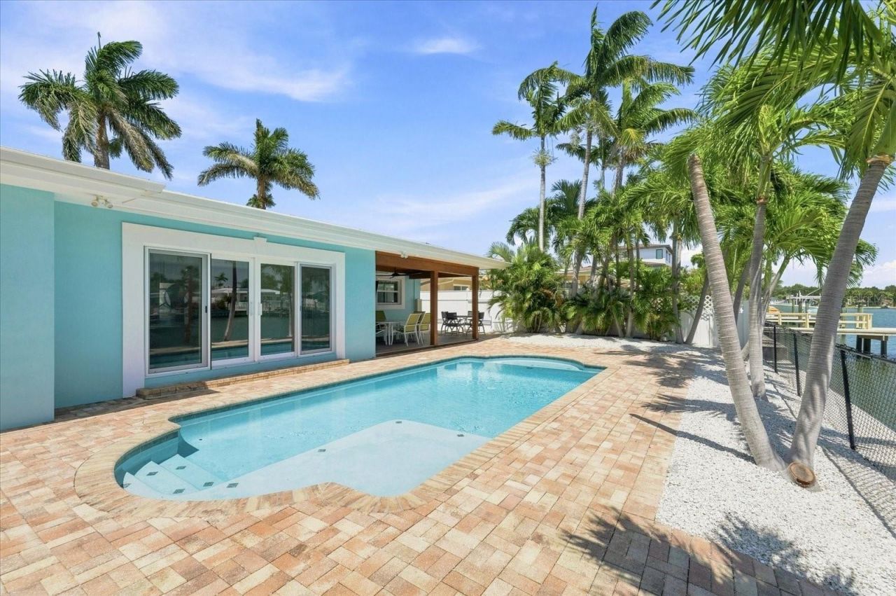 7852 Causeway Boulevard S, Saint Petersburg, FL 33707 Photo