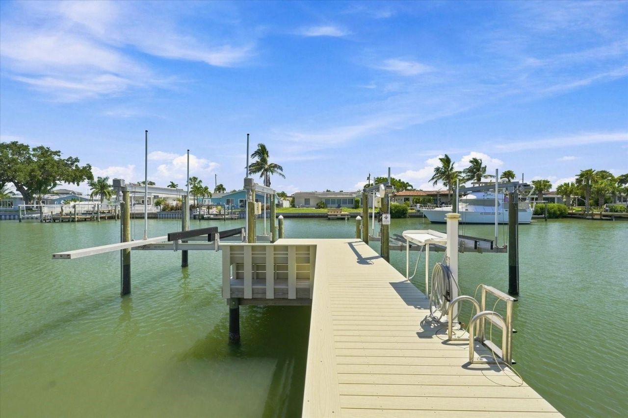 7852 Causeway Boulevard S, Saint Petersburg, FL 33707 Photo