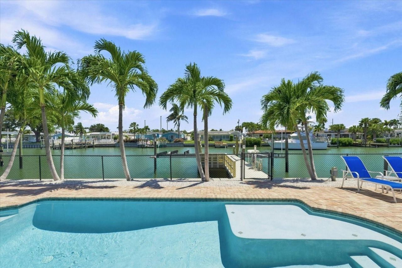 7852 Causeway Boulevard S, Saint Petersburg, FL 33707 Photo