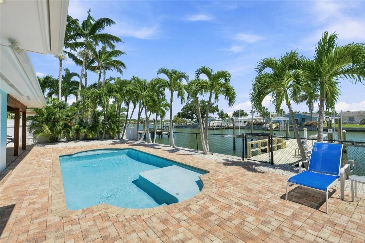 7852 Causeway Boulevard S, Saint Petersburg, FL 33707 Photo