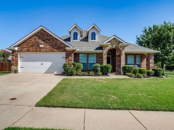 6 Beechcreek Drive, Edgecliff Village, TX 76134