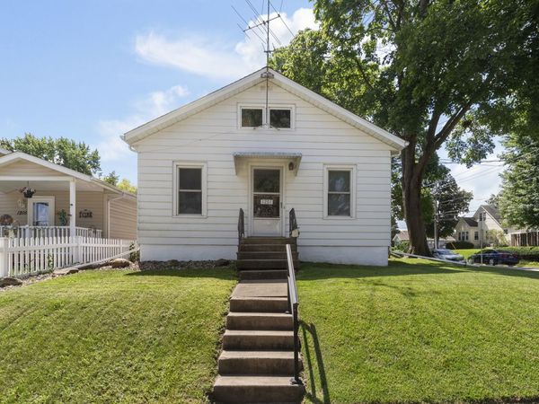 1201 E Central Park Avenue , Davenport, IA 50803