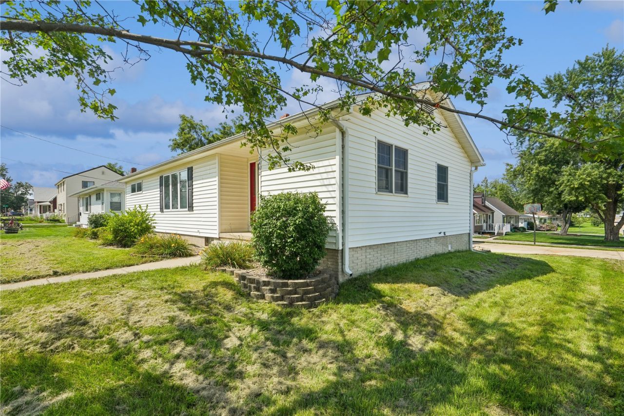 2462 10th Avenue, Marion, IA 52302 Main Photo