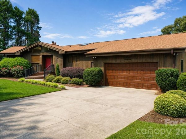 3711 Blendwood Lane NE, Hickory, NC 28601