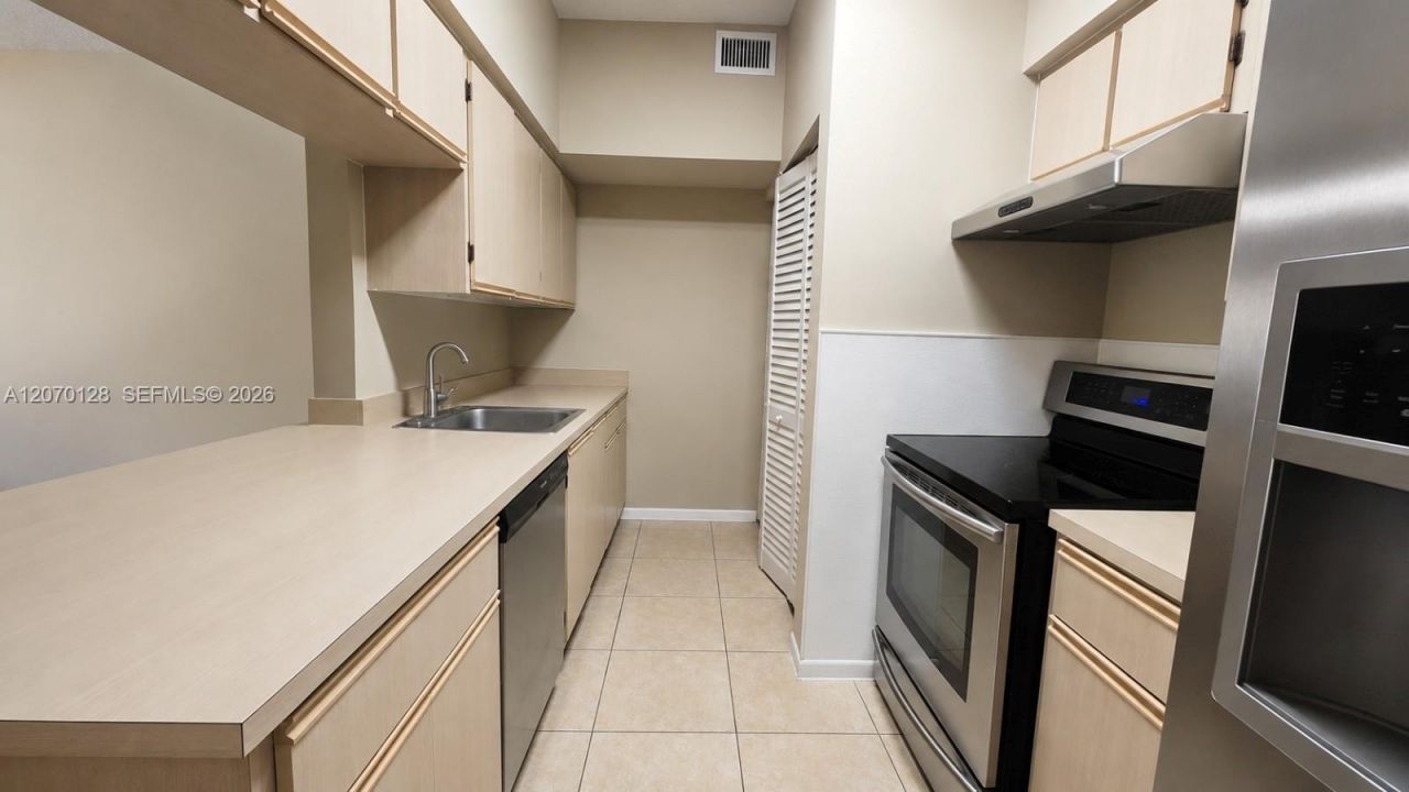 18332 NW 68th Ave , Unit H, Hialeah, FL 33015 Photo