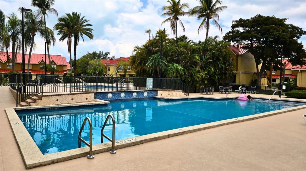 18332 NW 68th Ave , Unit H, Hialeah, FL 33015 Photo