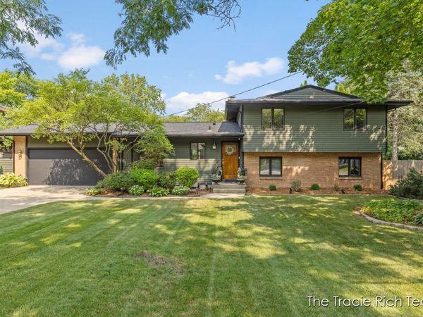 2184 Woodcliff Avenue SE, Grand Rapids, MI 49546