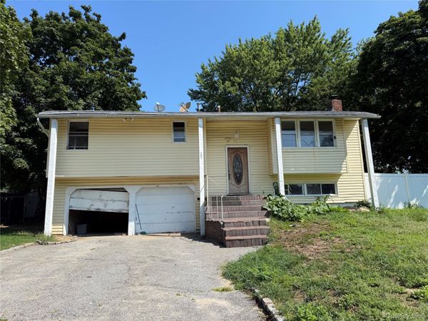 109 Berkeley Avenue , Selden, NY 11784
