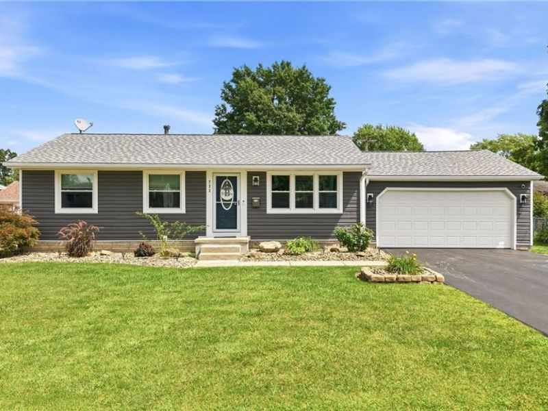 723 Dresden Drive, Hubbard, OH 44425 Photo 1