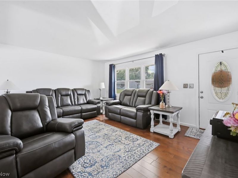 723 Dresden Drive, Hubbard, OH 44425 Photo 3
