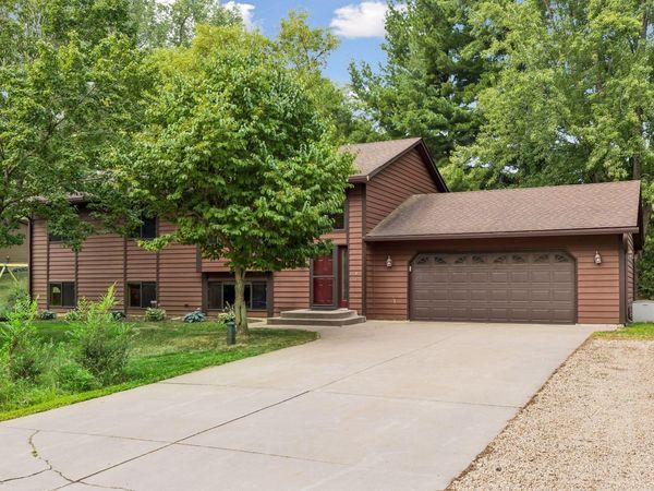 1076 Cottonwood Drive, Hudson, WI 54016