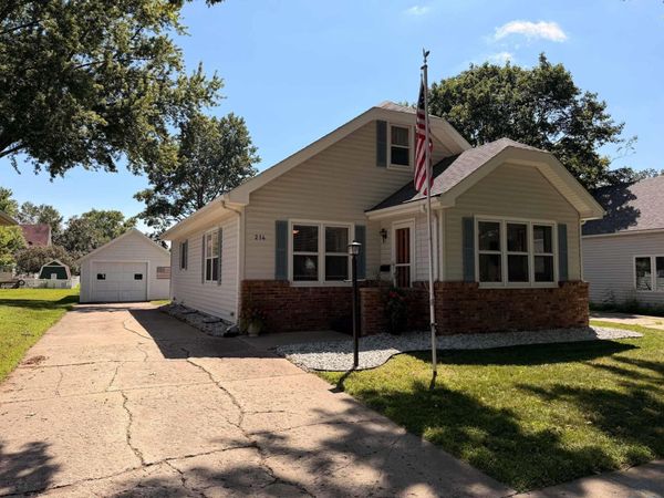 214 2nd St NW, Orange City, IA 51041