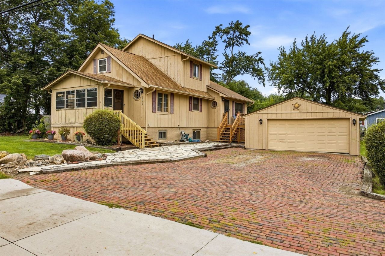 3812 Crestwood Drive Nw, Cedar Rapids, IA 52405 Main Photo